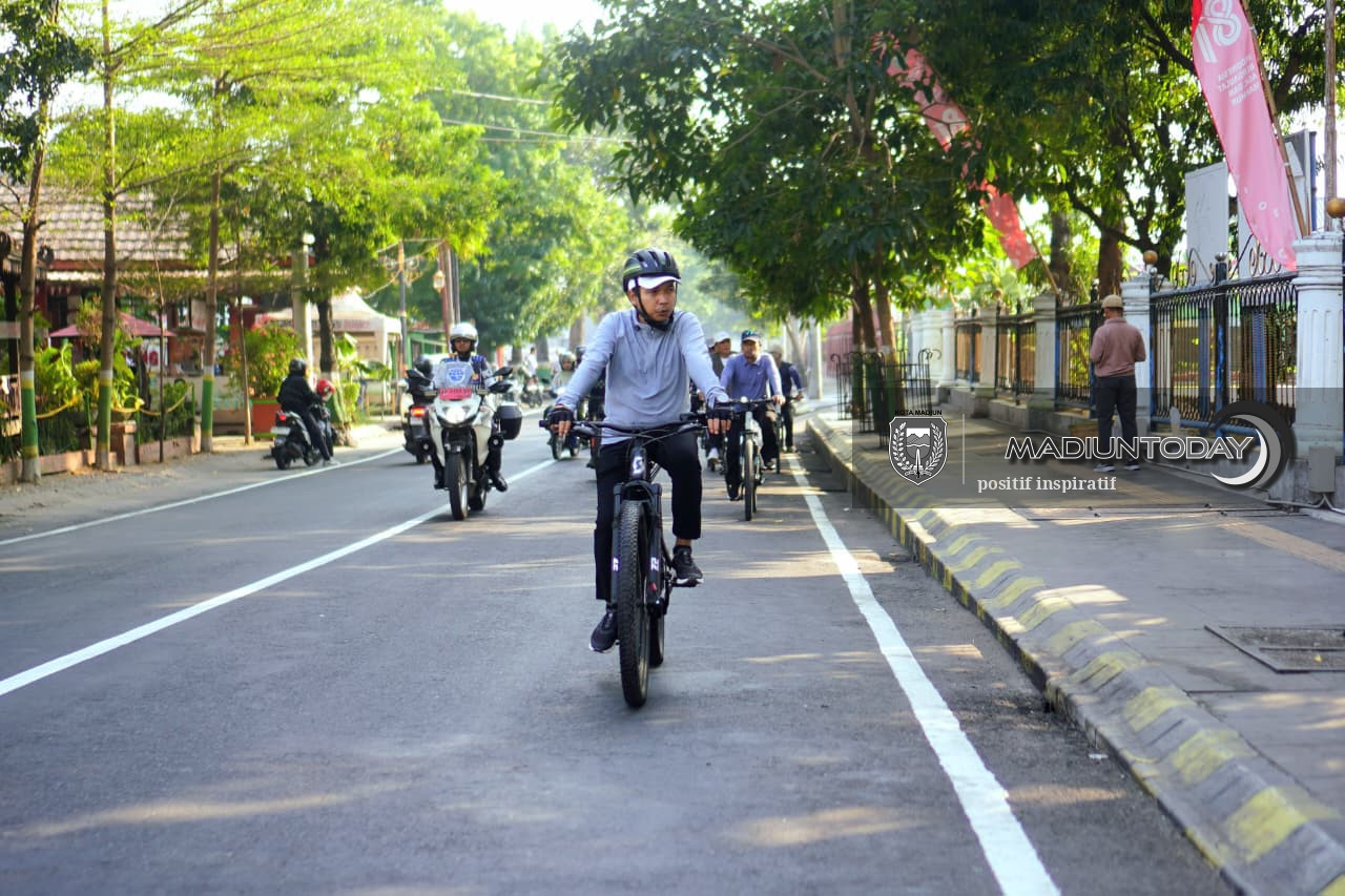 Foto 8 dari 19: Gowes Keliling Kota, Plt Wali Kota Madiun Cek P2L, Data Ekonomi hingga Kebersihan Lingkungan