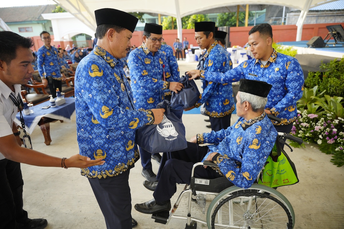 Foto 7 dari 8: Hadiri Apel Besar HUT Korpri ke-52, Wali Kota Dr. Maidi Pesan Tingkatkan Kualitas Pelayanan Publik