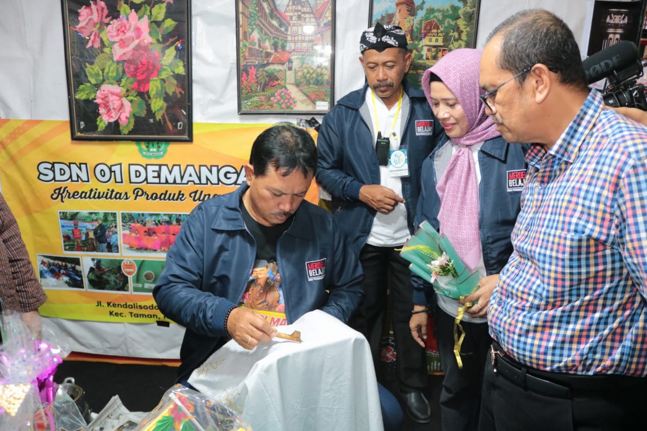 Foto 9 dari 15: Tinjau Stand Pameran dan Saksikan Gelar Kreativitas Siswa, Wali Kota Harap Potensi Siswa Tersalurkan