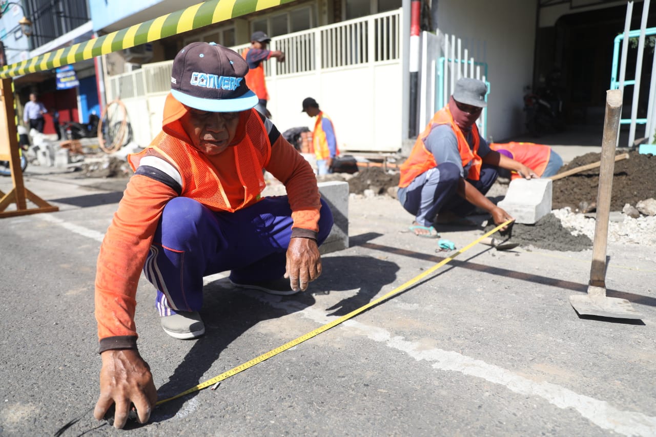 Foto 4 dari 7: Trotoar Jalan dr Seotomo Juga Bersolek, Pembangunan Ditarget Selesai Juli Nanti