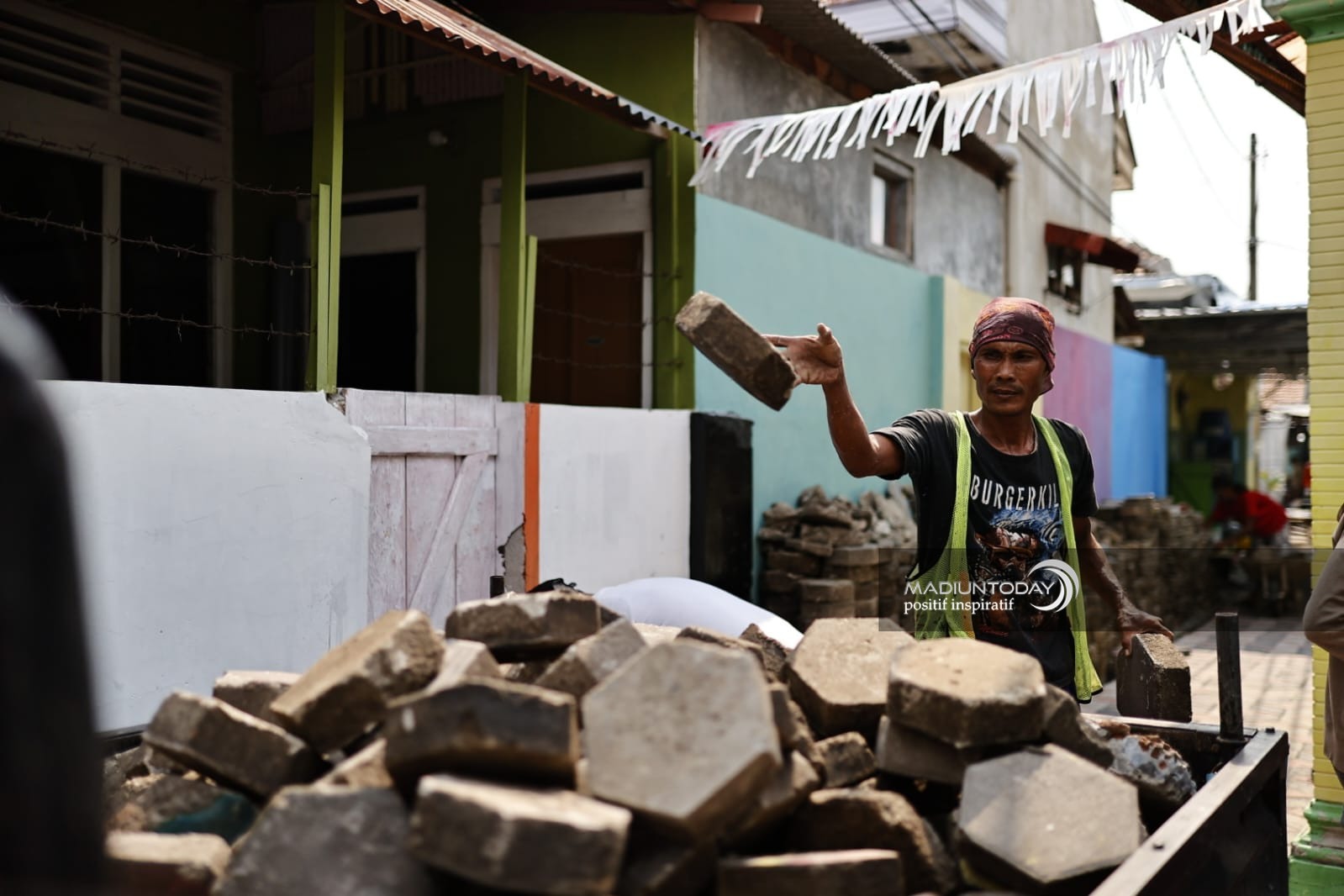 Foto 4 dari 4: Baru Sebulan, Pavingisasi 46 Ribu Meter Sentuh 70 Persen