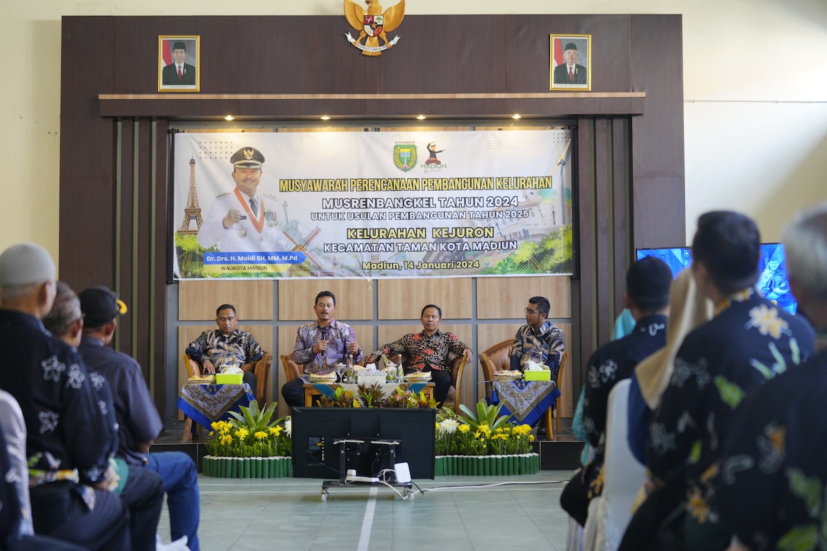Foto 1 dari 8: Pimpin Musrenbang di Tiga Kelurahan, Wali Kota Resmikan Lapangan Voli dan Sampaikan Hasil Pembangunan