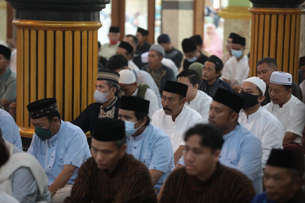 Foto 6 dari 8: Laksanakan Salat Idul Fitri, Wali Kota: Lebaran Kesempatan Untuk Menyampaikan Kekhilafan Diri