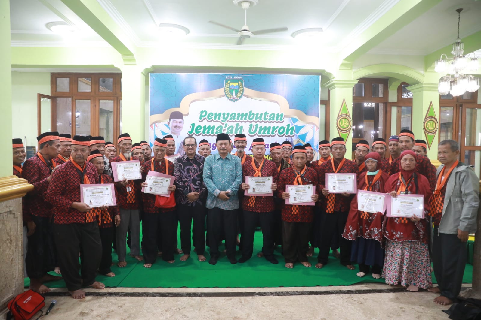 Foto 12 dari 13: Sambut Jamaah Umroh di Masjid Baitul Hakim, Wali Kota Dr.Maidi Pesan Selalu Tanam Kebaikan