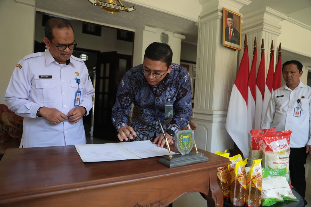 Foto 4 dari 7: Peduli Masyarakat, BTN Salurkan Bantuan Sembako Lewat Pemkot Madiun