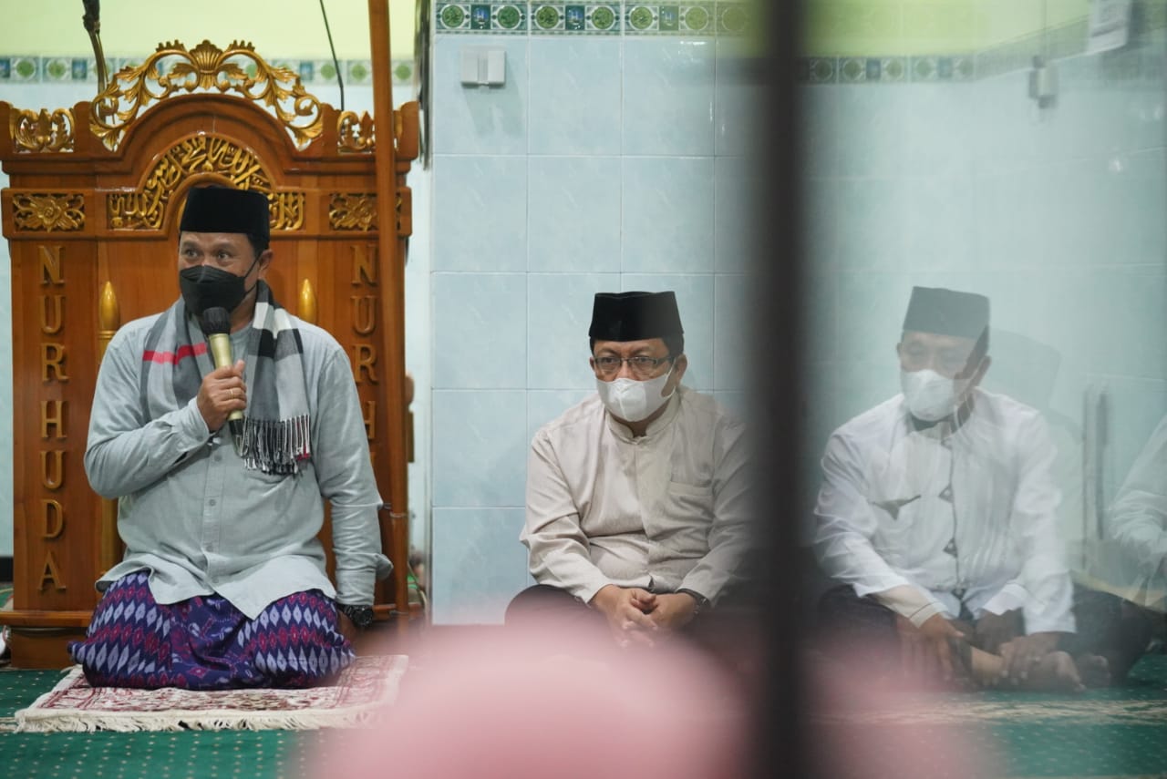 Foto 4 dari 9: Salat Isya di Masjid Nur Huda Winongo, Wali Kota Sampaikan Penanganan Stunting