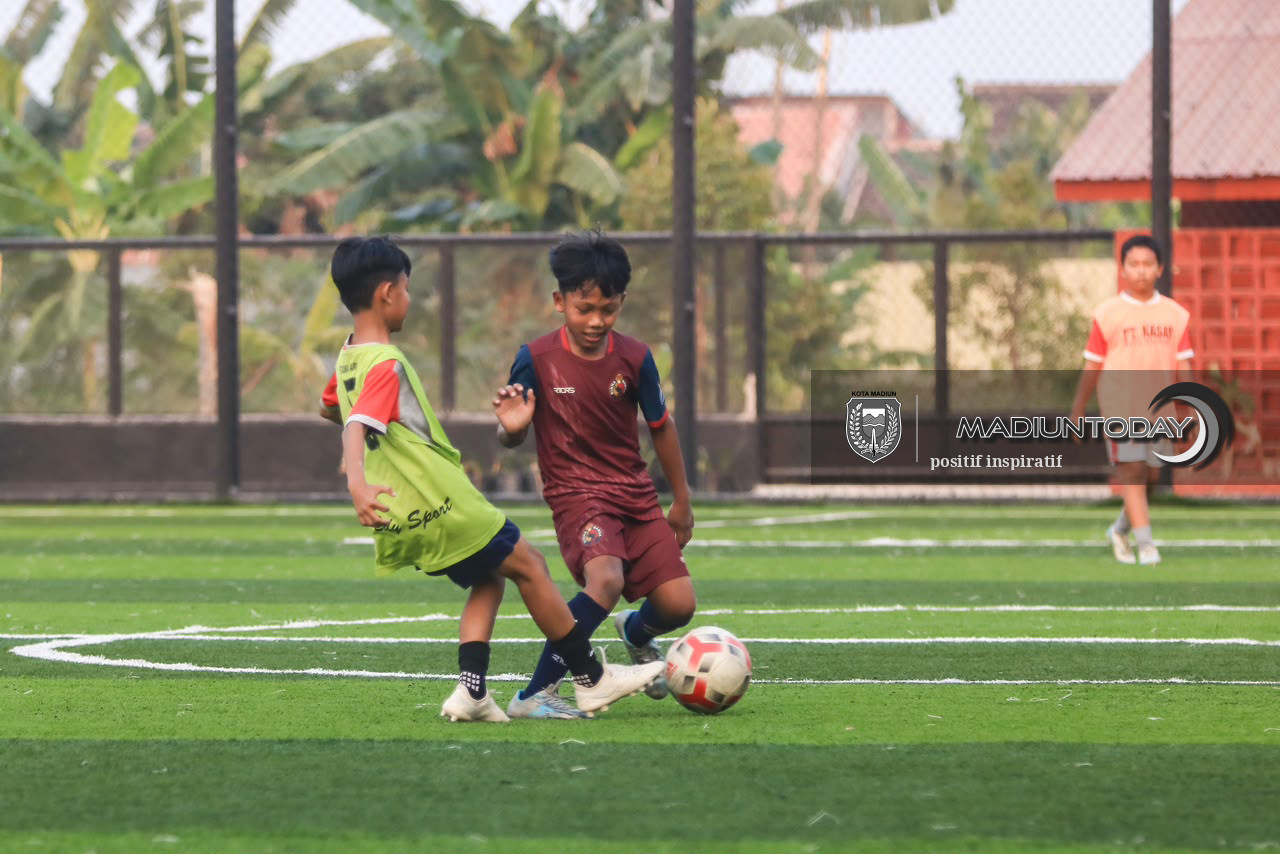 Foto 1 dari 10: Kantongi Puluhan Kejuaraan di Usia 10 Tahun, Pesepak Bola Cilik Kota Pendekar Ini Dipercaya Jadi Kapten di Ibu Kota