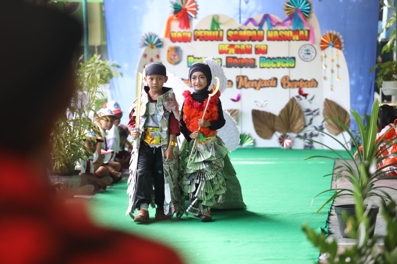 Bak Peragawati, Belasan Siswa Peragakan Busana Berbahan Dasar Barang Bekas