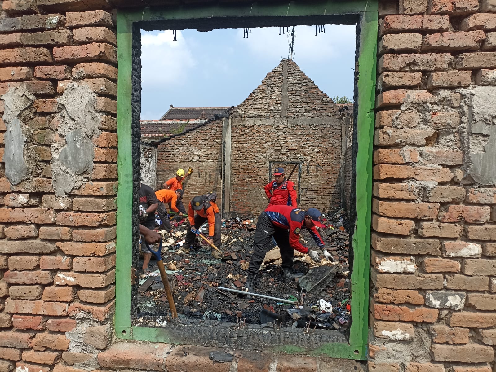 Foto 1 dari 5: Pastikan Penyebab Kebakaran Di Kanigoro, Polisi Gelar Identifikasi Di Lokasi Kejadian