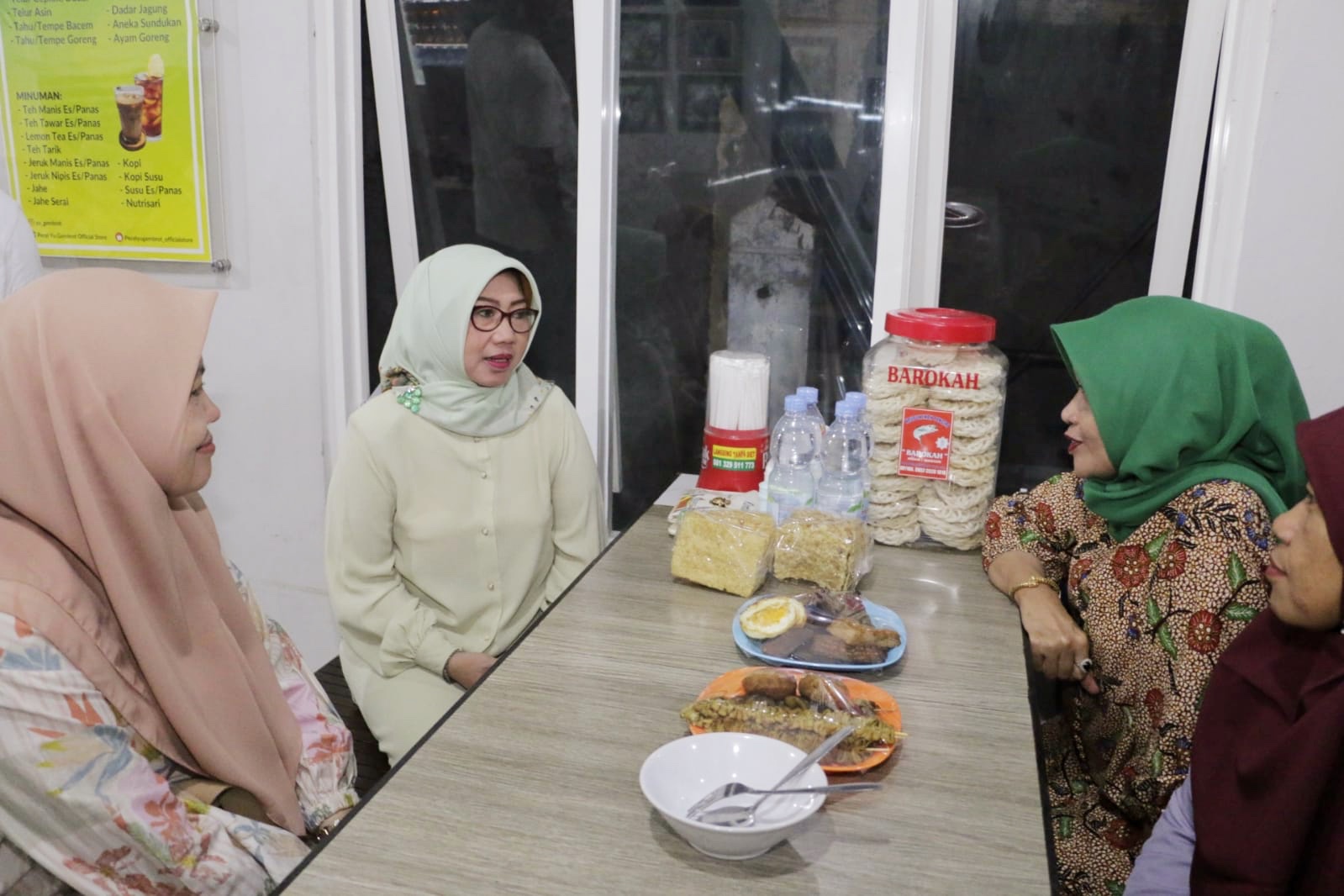 Foto 5 dari 9: Sambut Tim Juri Lomba Kampung KB Nasional, Wali Kota Suguhkan Makanan Khas Kota Pendekar