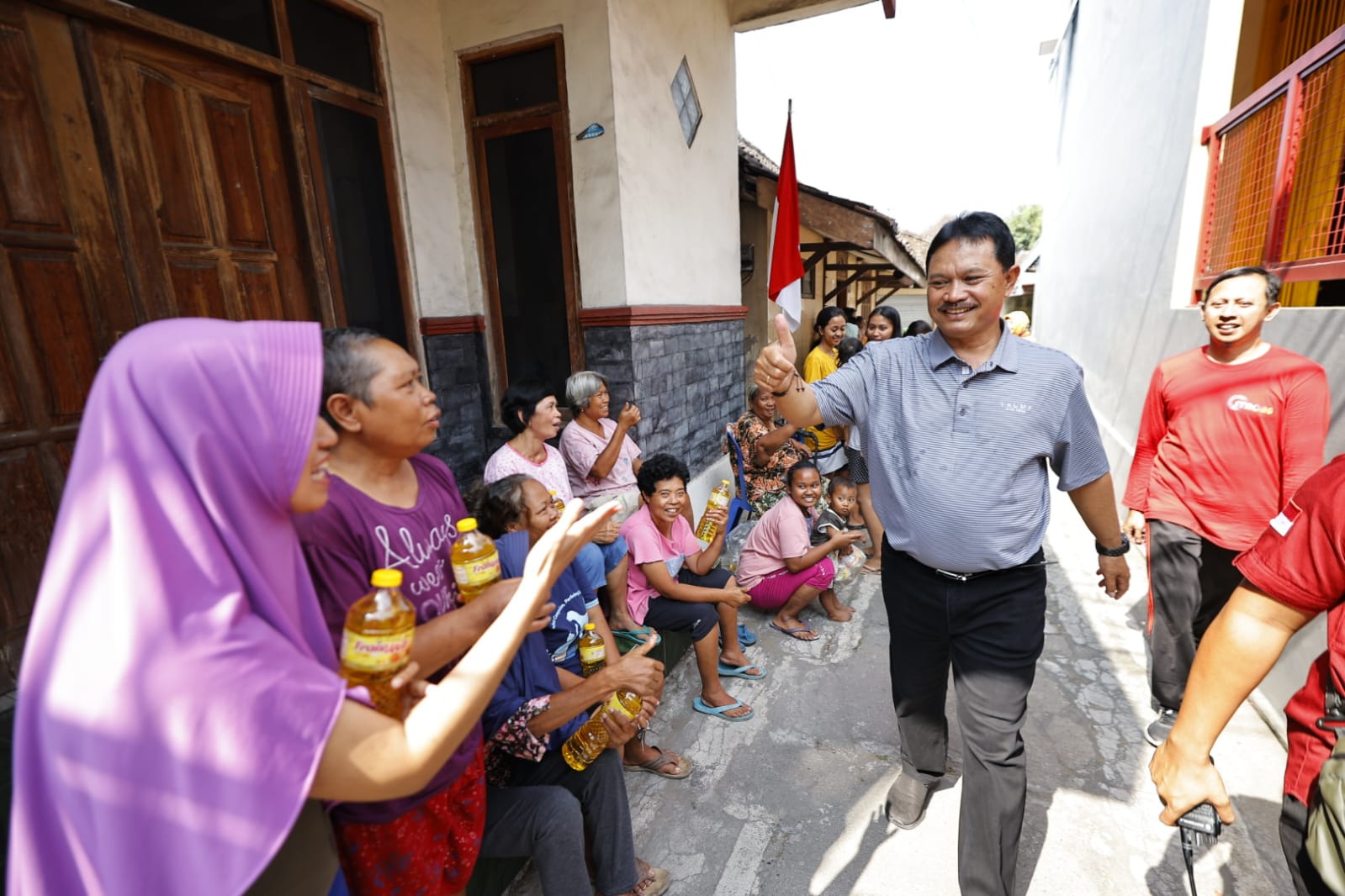 Foto 9 dari 9: Potret Haru dan Bahagia Para Penerima Bantuan Kursi Roda dari Wali Kota