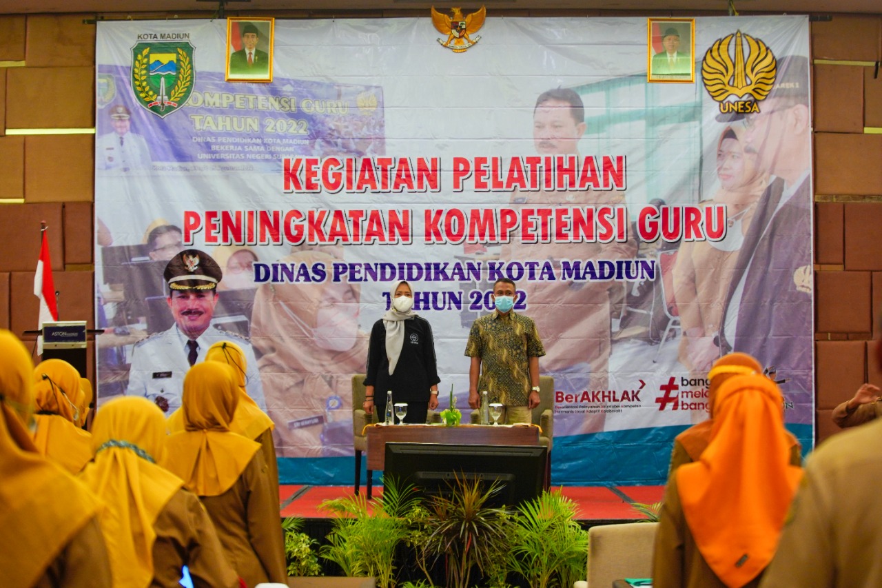 Jadi Narasumber Pelatihan Guru, Wali Kota Ingatkan Tenaga Pendidik Selalu Meningkatkan Kompetensi Diri