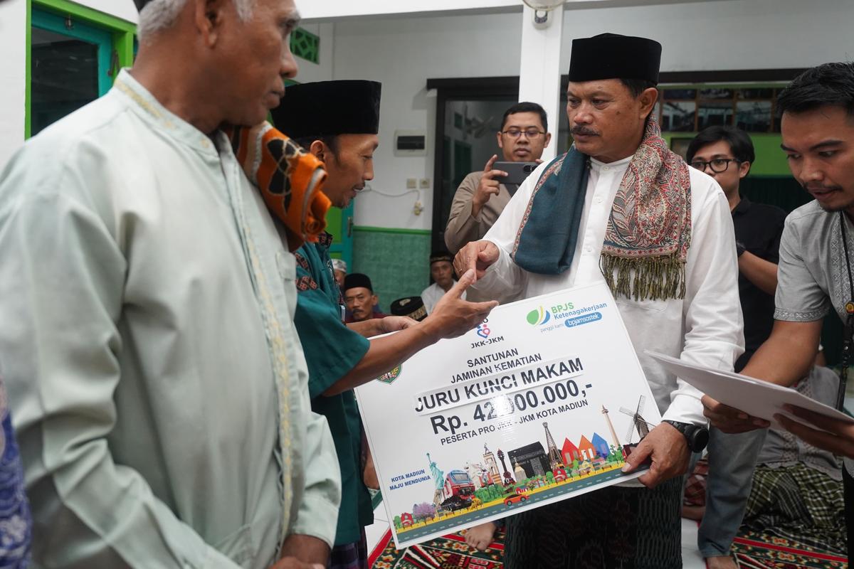 Foto 3 dari 9: Safari Tarawih Di Masjid Al-Barokah Banjarejo, Wali Kota Harap Warga Tingkatkan Kegiatan Keagamaan Di Rumah Ibadah