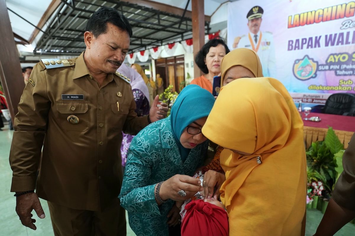 Foto 2 dari 10: Pantau Vaksinasi Polio Serentak, Wali Kota Dr. Maidi: Generasi Emas Kedepan Harus Kita Antisipasi