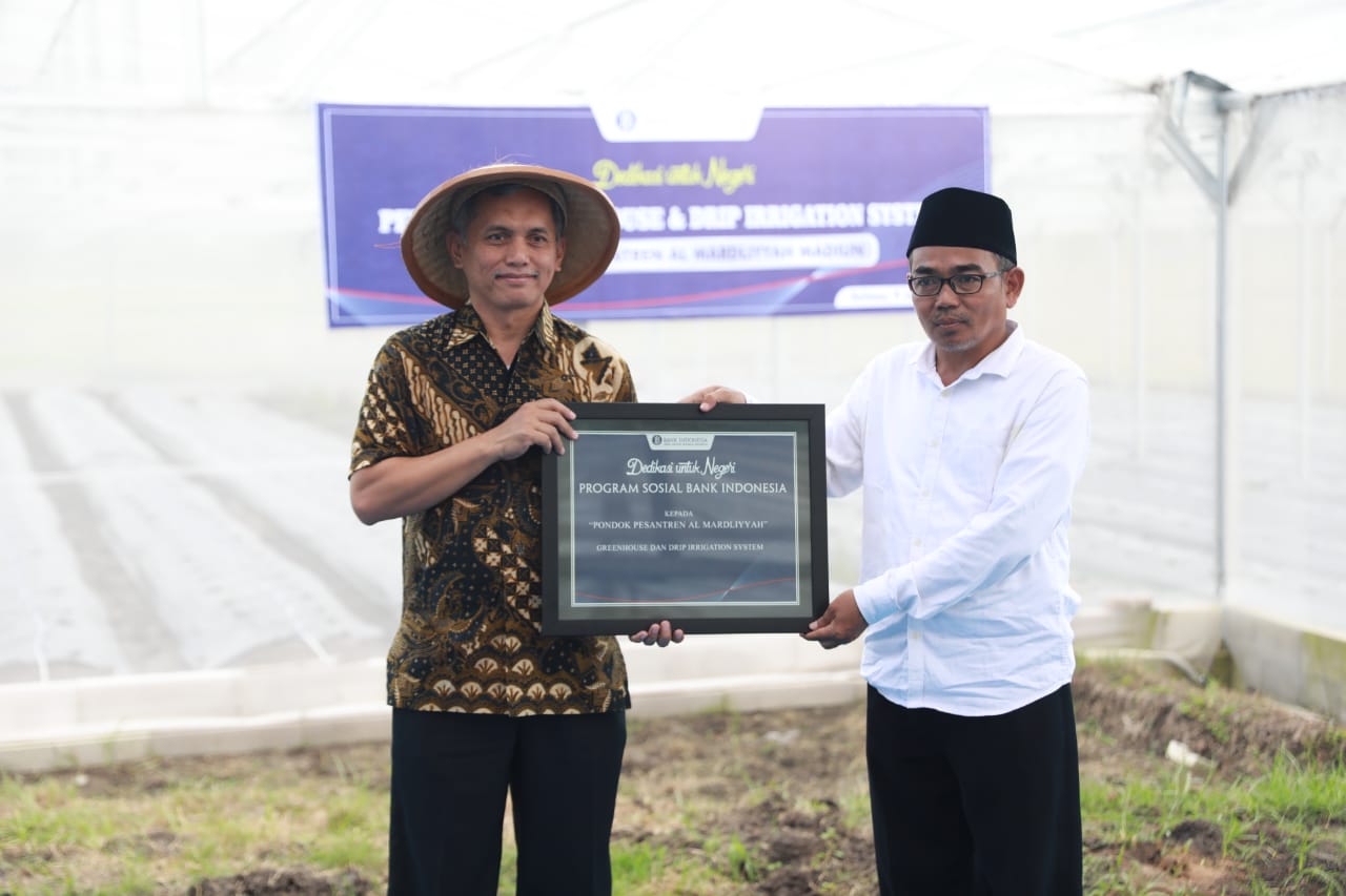 Foto 12 dari 13: Resmikan Greenhouse & Drip Irrigation System Ponpes Al Mardliyyah Madiun, Wali Kota Maidi Harap Bermanfaat