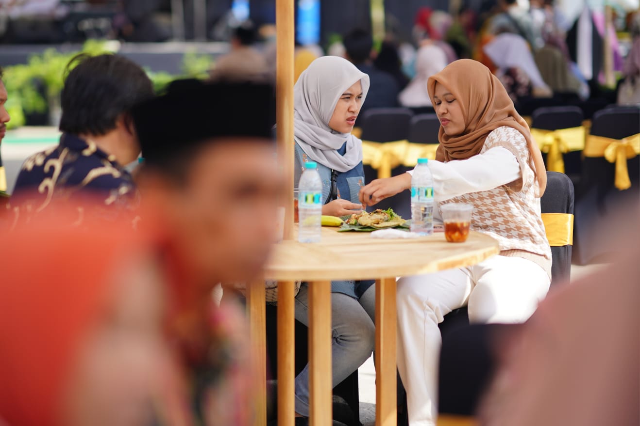 Foto 6 dari 10: Festival Pecel Pincuk Resmi Dimulai, Pemkot Siapkan 600 Porsi Gratis Hari Ini
