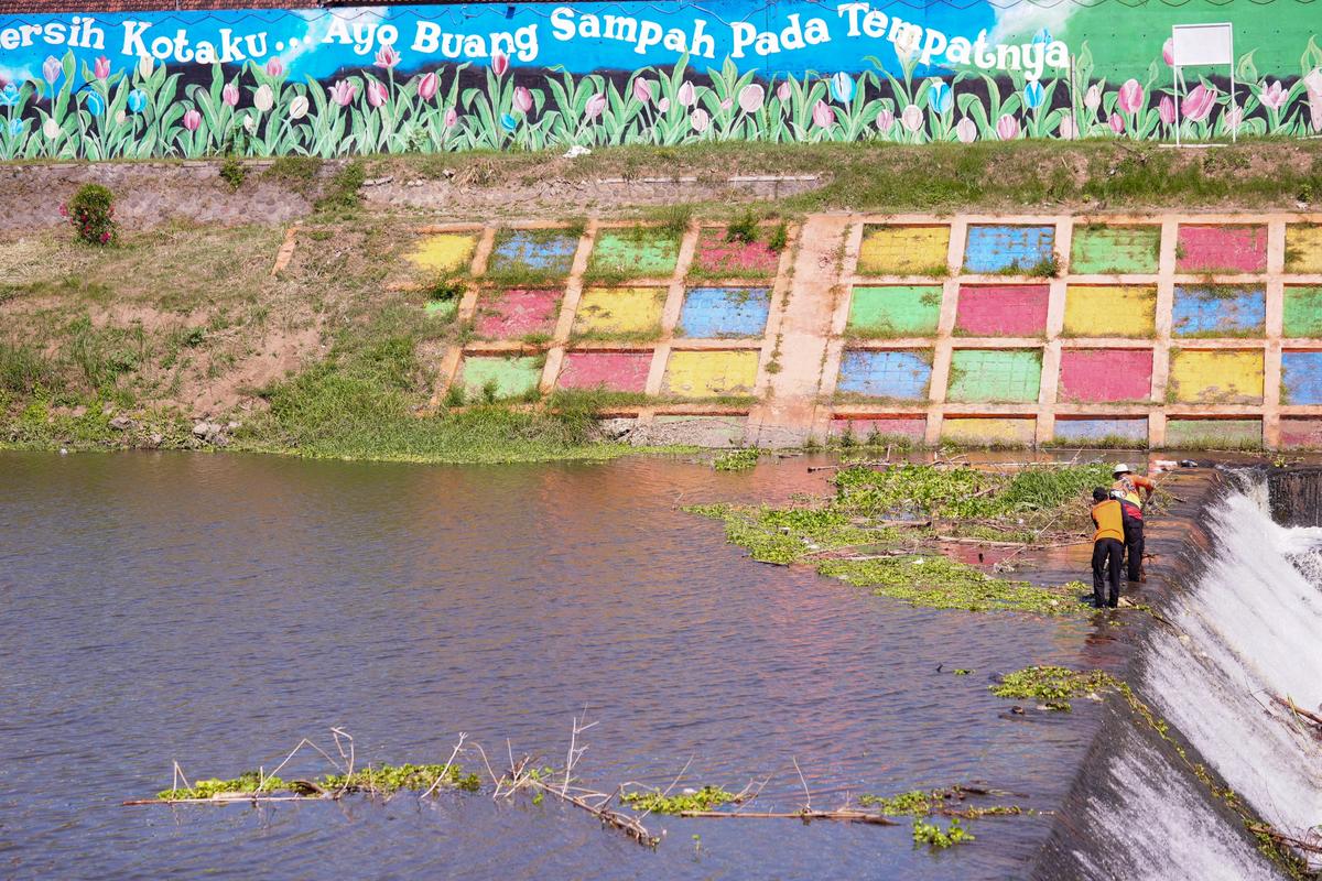 Foto 5 dari 5: Cegah Banjir Saat Musim Penghujan Datang, BPBD Bersihkan Jembatan Manguharjo