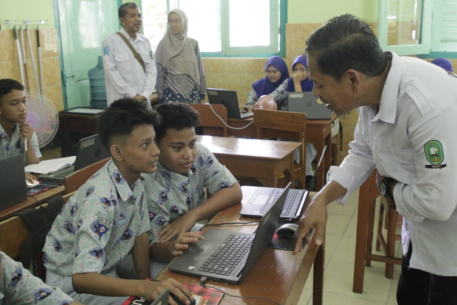 Foto 8 dari 12: Belajar Penerapan Chromebook, Pj Bupati dan Puluhan Kepala Sekolah se-Kabupaten Sinjai, Studi Banding ke Kota Madiun