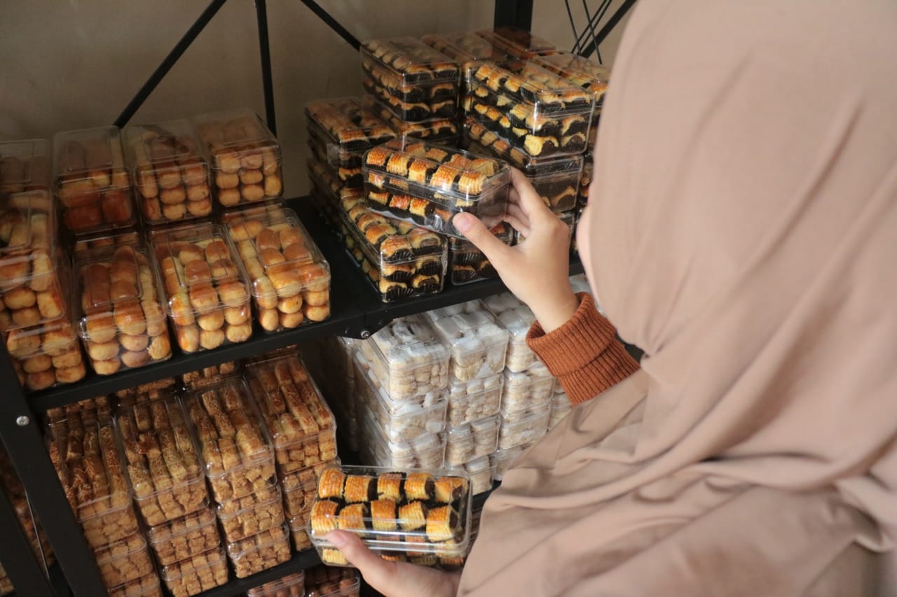 Foto 3 dari 10: Laris Manis Usaha Kue Kering, Banjir Pesanan Jelang Lebaran