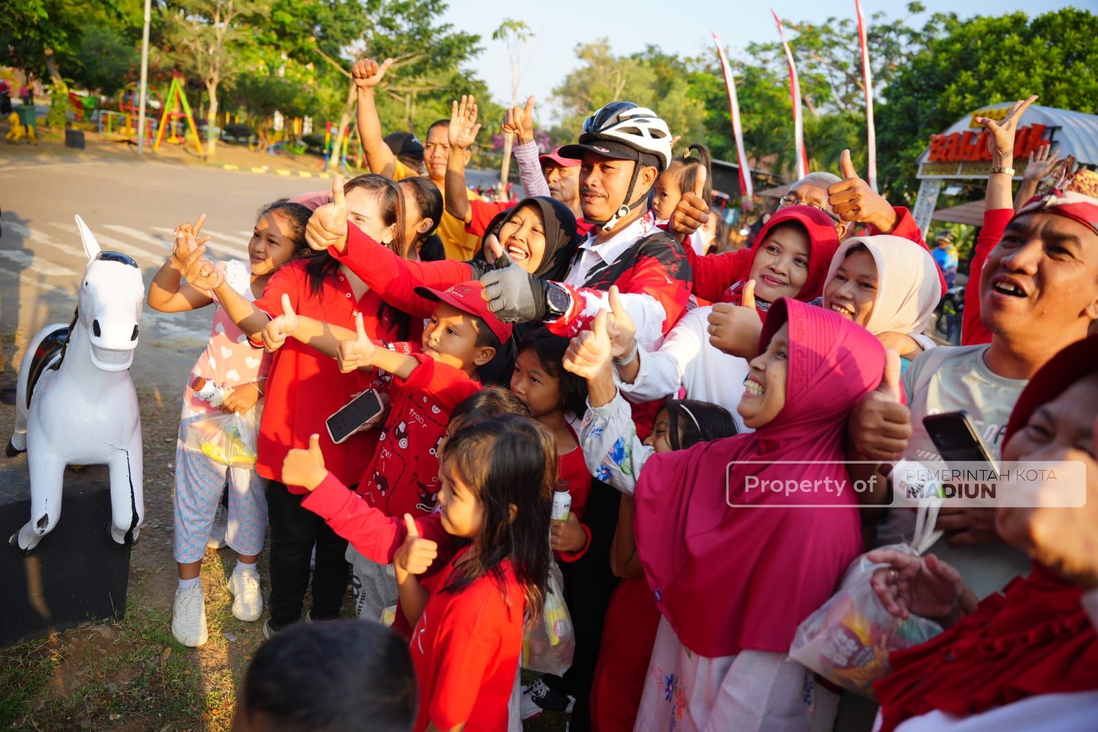 Foto 8 dari 8: Sembari Gowes, Wali Kota Cek Kondisi Kota Hingga Sambangi Komunitas Wong Tuo di Lapak Sukosari