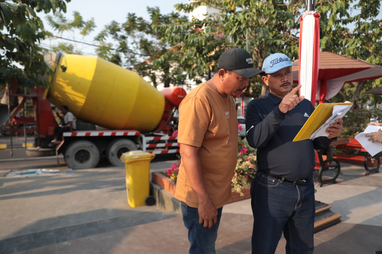 Foto 4 dari 10: Pantau Pekerjaan di Lapangan, Wali Kota Pastikan Pembangunan Replika Patung Liberty Sesuai Harapan
