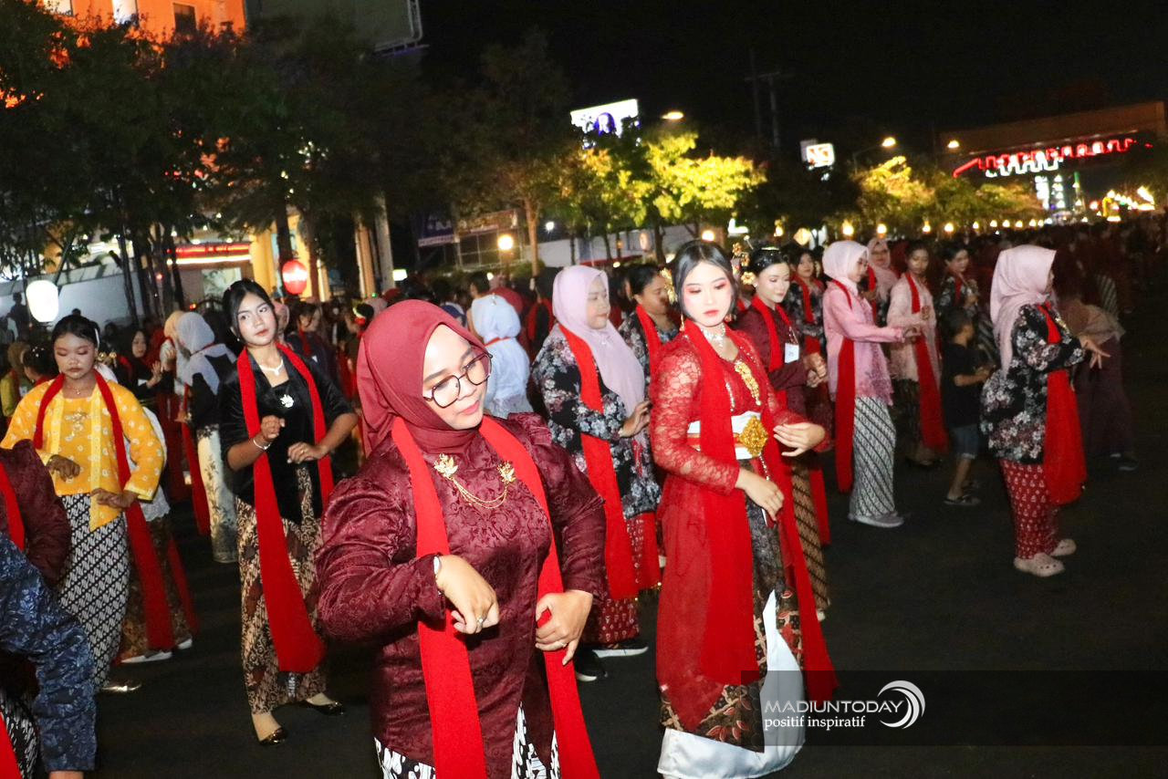Foto 24 dari 29: 5.000 Peserta Madiun Menari Ukir Sejarah Kota, Sekaligus Jadi Bukti Cinta Masyarakat Untuk Daerahnya