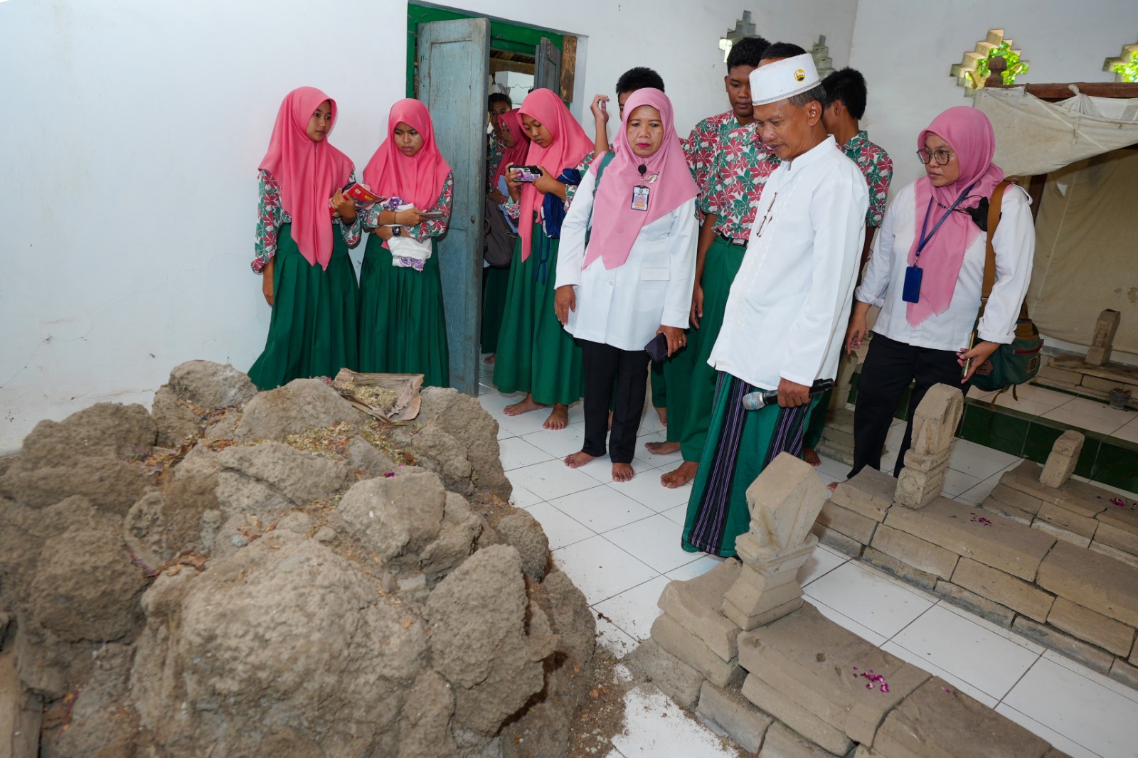 Foto 7 dari 9: Belajar Sekaligus Tumbuhkan Rasa Cinta Kota, Siswa SMKN 5 Gelar ODL di Situs Bersejarah Kota Pendekar