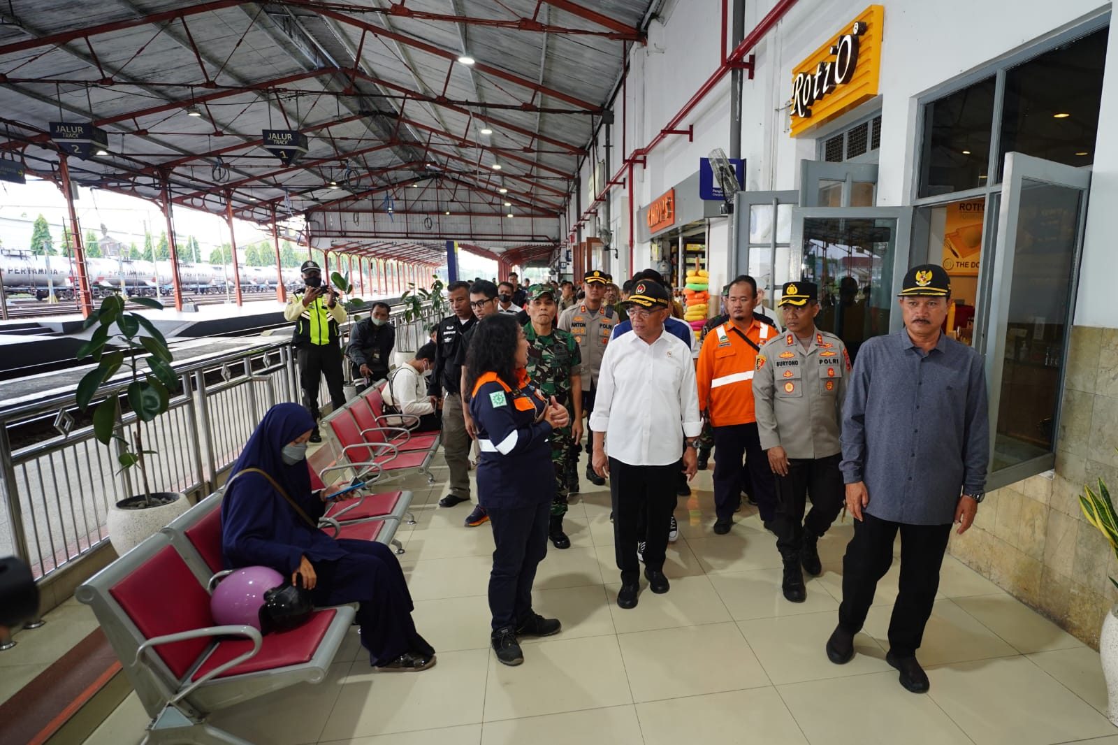 Foto 8 dari 10: Dampingi Menko PMK Tinjau Stasiun Kereta Api, Wali Kota: Ada Banyak Manfaat dari Kunjungan Pejabat Pusat