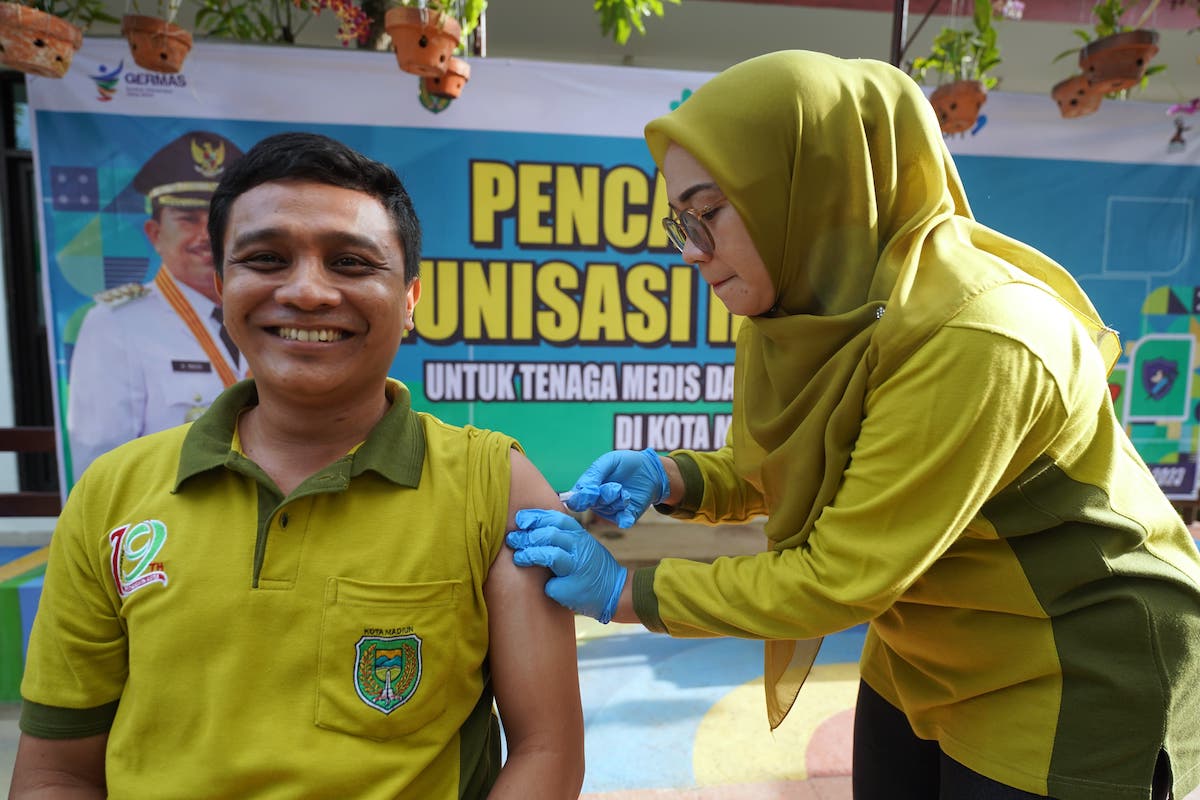 Foto 1 dari 5: Nakes dan Tenaga Medis dapat Imunisasi Hepatitis B Gratis