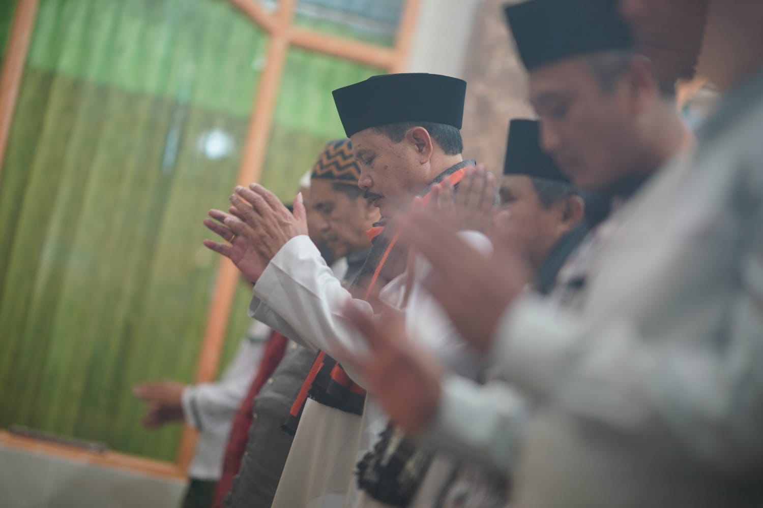 Foto 2 dari 10: Salat Isya di Masjid Al-Furqon, Wali Kota Belanja Masalah Langsung dari Jamaah