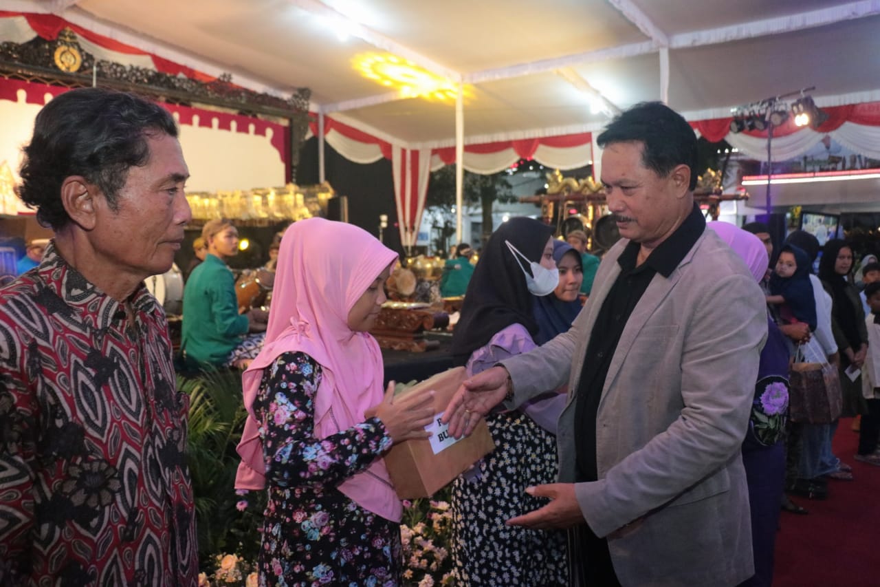 Foto 4 dari 16: Tak Hanya Beri Hiburan, Wali Kota Juga Salurkan Bantuan dan Borong Jajan untuk Dibagikan Saat Pagelaran Wayang