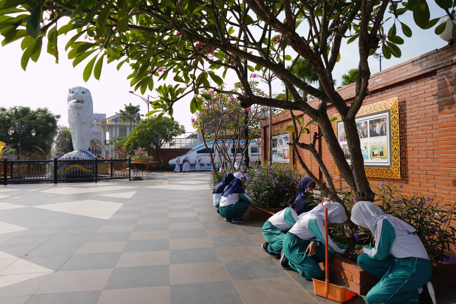 Foto 4 dari 5: Budayakan Cinta Lingkungan, Wali Kota Madiun Maidi Ajak Siswa Bersihkan Lingkungan Sekolah