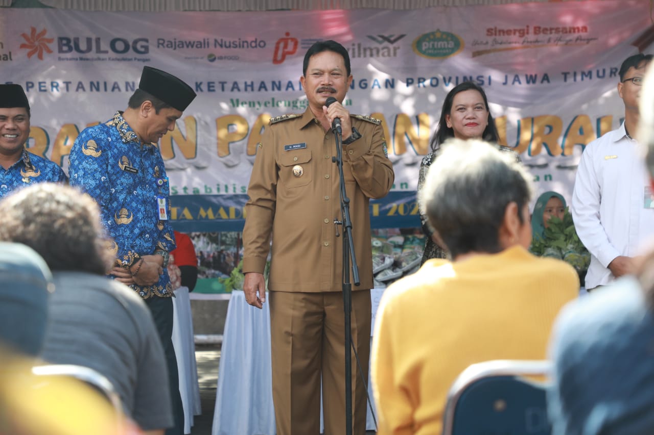 Buka GPM Di Stadion, Wali Kota Pastikan Masyarakat Mudah Dapatkan Sembako Murah