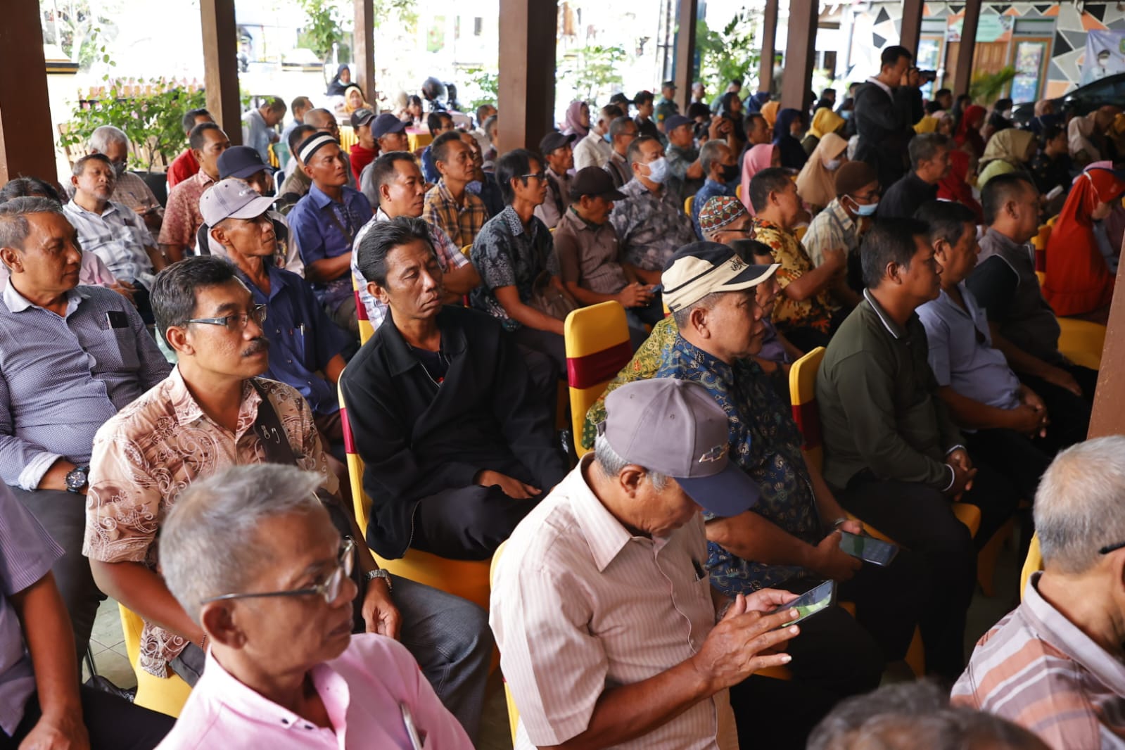 Foto 4 dari 10: Bertemu Masyarakat di Kelurahan Manisrejo, Wali Kota Ajak Warga Aktif dan Dukung Pembangunan