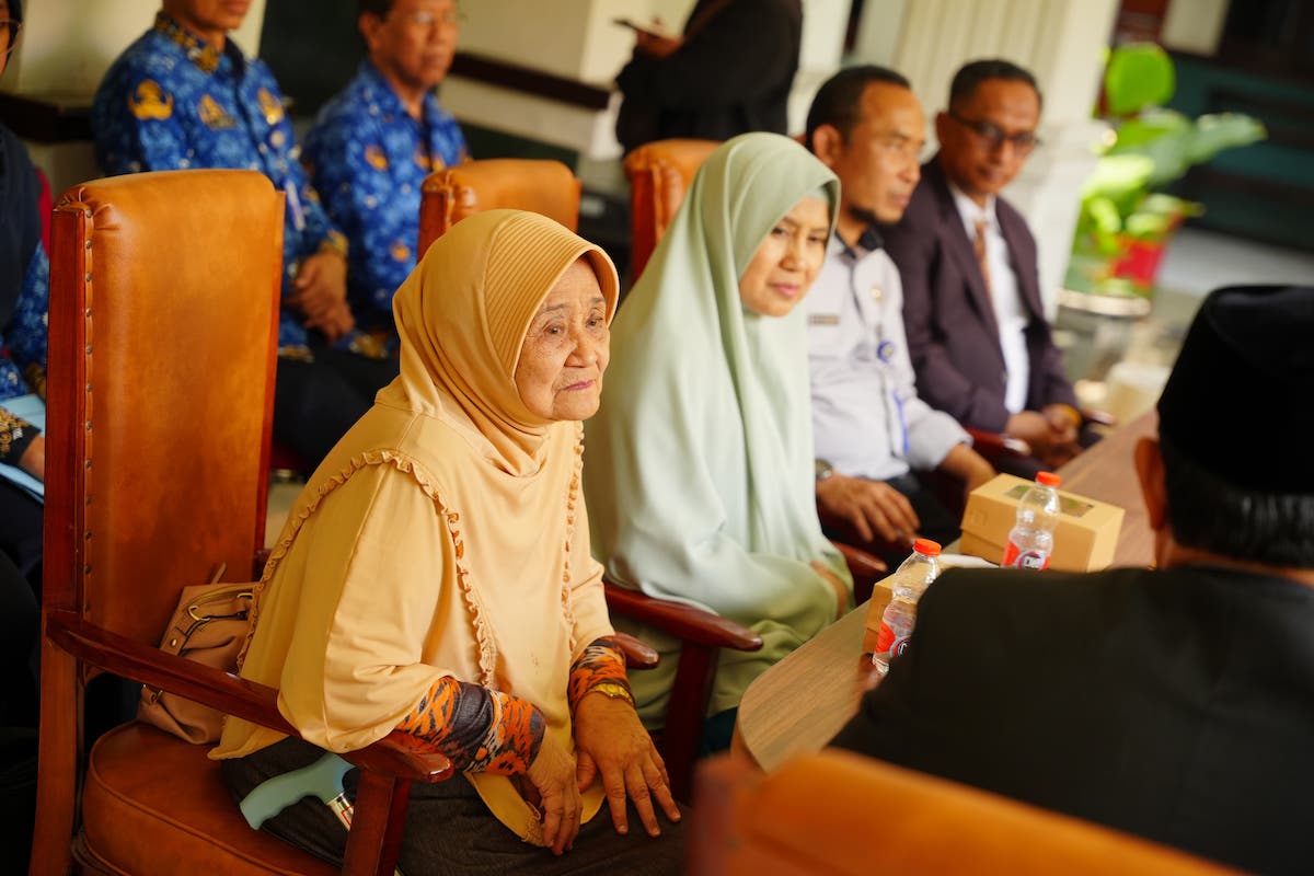 Foto 8 dari 9: Terima Wakaf Tanah Makam Keluarga Tri Rejeki, Wali Kota Sampaikan Terima Kasih dan Apresiasi