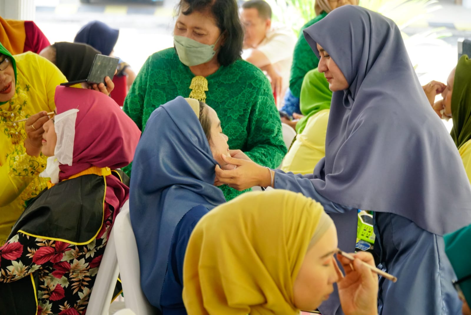 Foto 2 dari 13: Serunya Giat PKK Rayakan Hari Kartini Dengan Lomba Merias Wajah