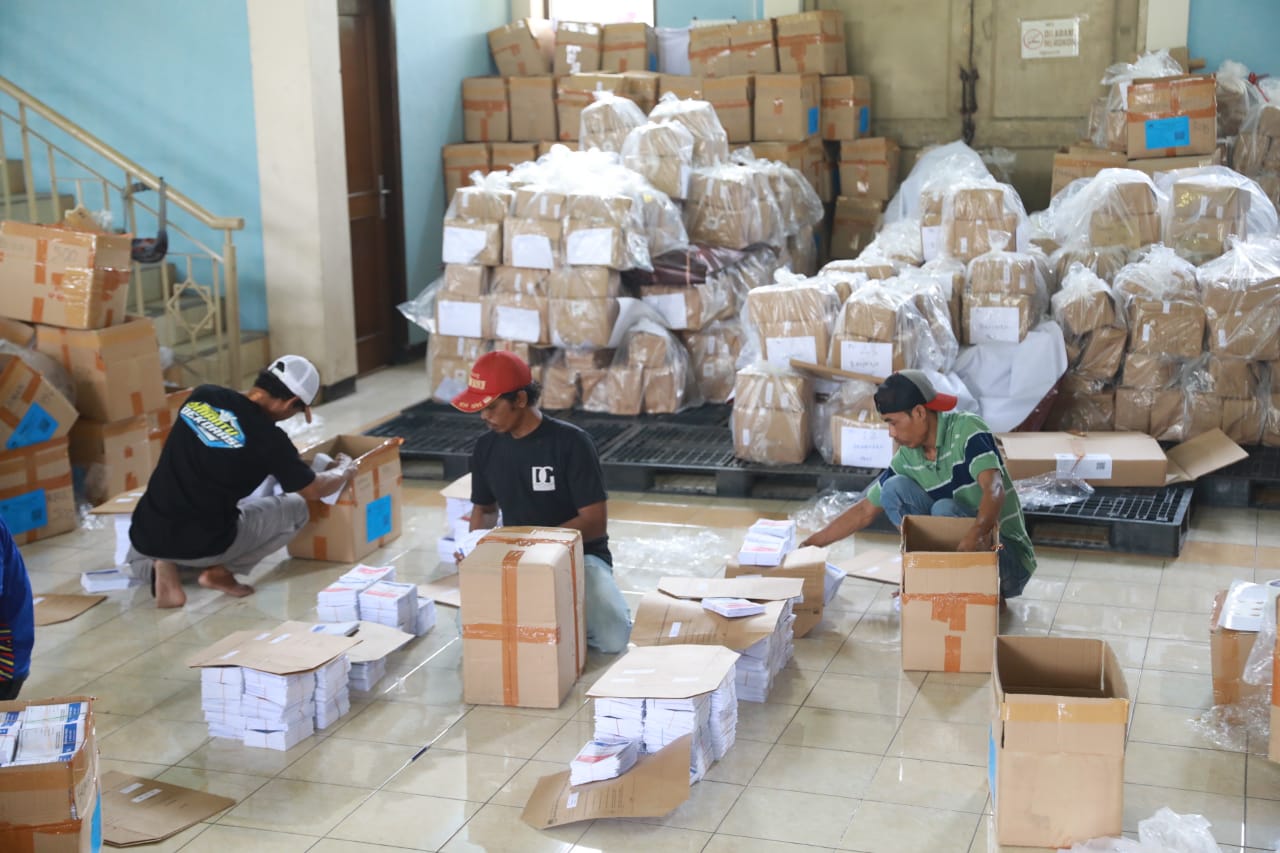 Foto 8 dari 9: KPU Kota Madiun Mulai Setting Logistik Usai Sortir Surat Suara