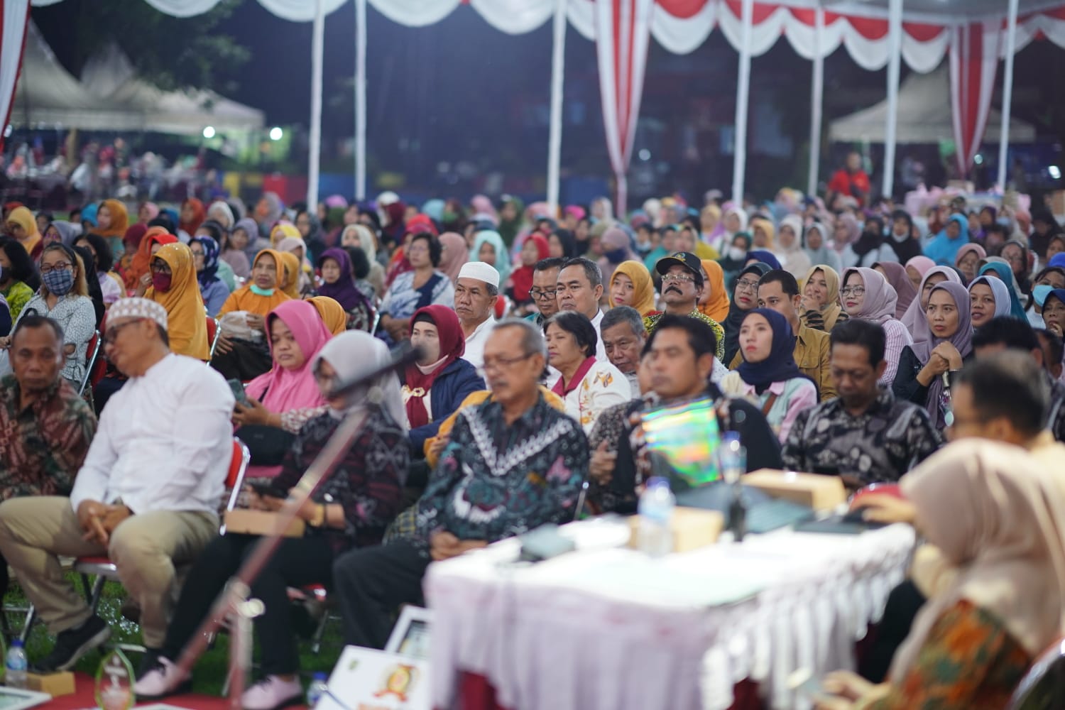 Foto 5 dari 10: WBR di Kecamatan Manguharjo, Wali Kota Sampaikan Informasi Hingga Serahkan Hadiah Lomba Kebersihan Makam