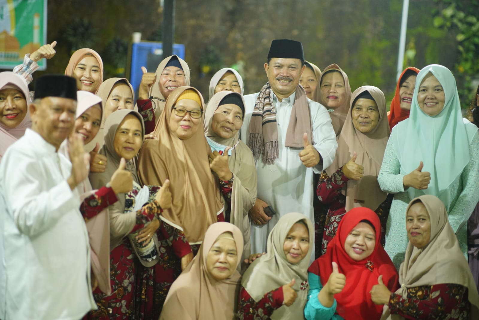 Foto 10 dari 10: Salat Isya di Masjid Al Falah, Wali Kota Juga Sampaikan Program Pembangunan Kepada Jemaah