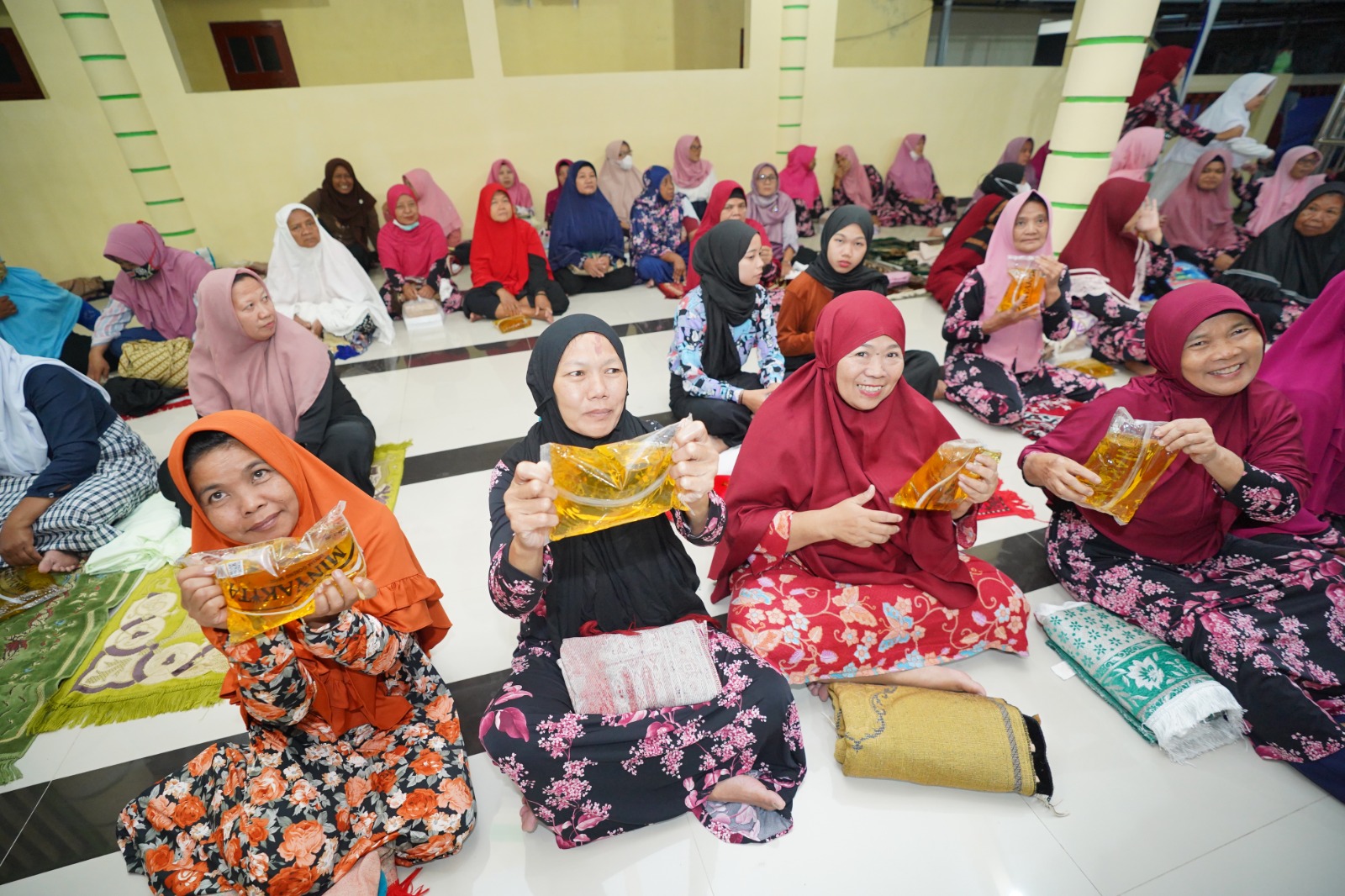 Foto 8 dari 10: Salat Isya di Masjid Al Muttaqin, Wali Kota Juga Salurkan Berbagai Bantuan
