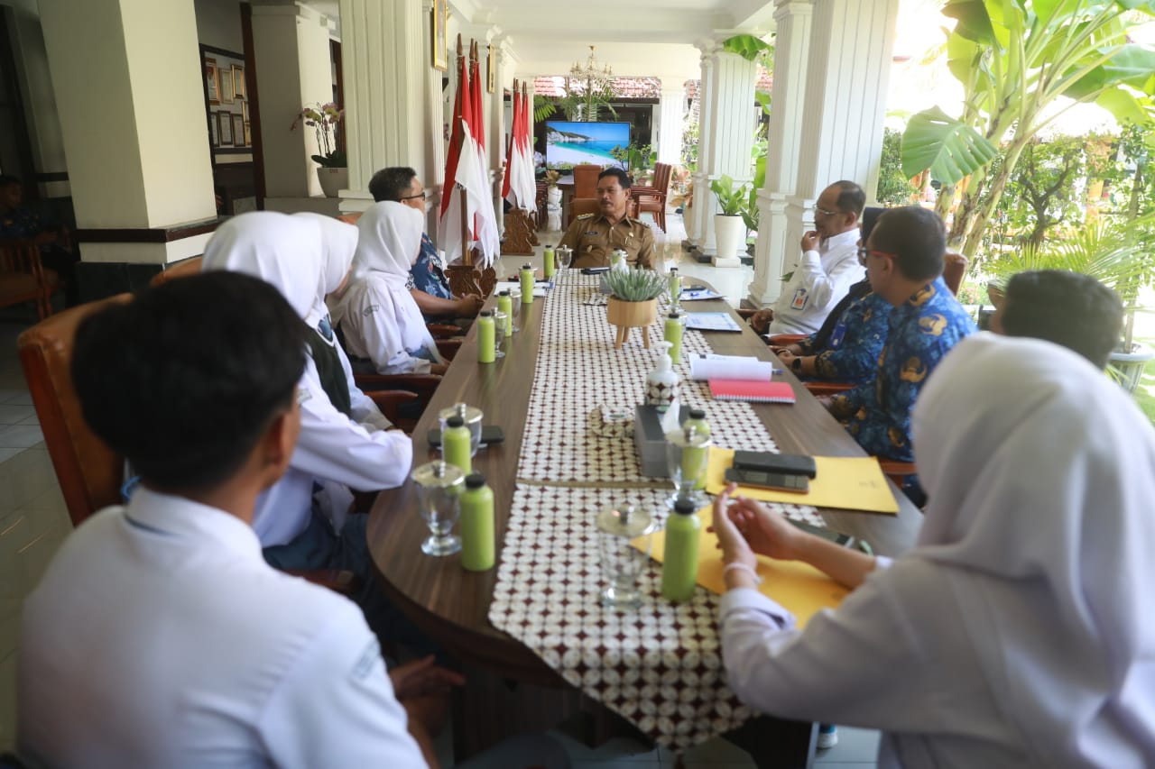 Foto 6 dari 8: Audiensi dengan Yayasan Bakti Marvin Zacky, Wali Kota Sampaikan Apresiasi atas Program Beasiswa Untuk Pelajar Kota