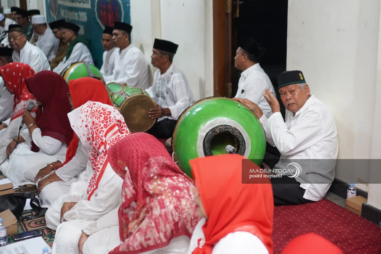 Foto 26 dari 33: Kesenian Klasik Gembrungan Hidupkan Malam Manggulan Grebeg Maulud Kota Pendekar