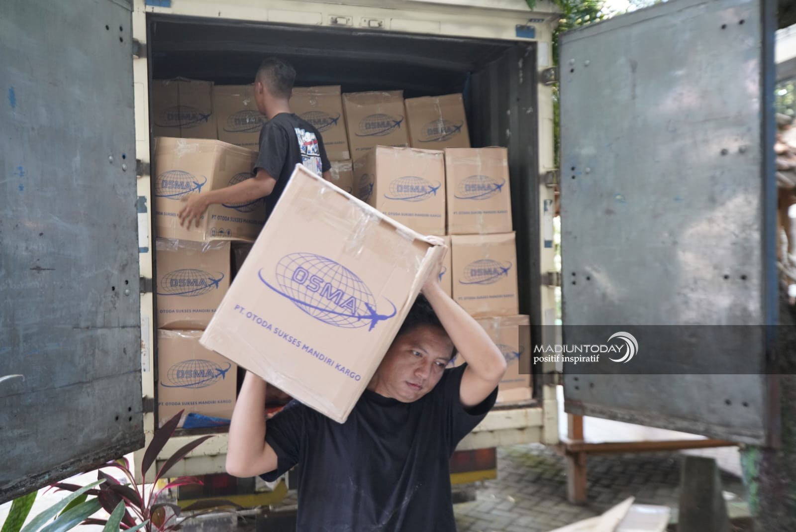 Foto 6 dari 6: Mulai Pengecekan Laptop, Libatkan Tim Ahli dari PNM, Ditarget Dua Minggu Selesai