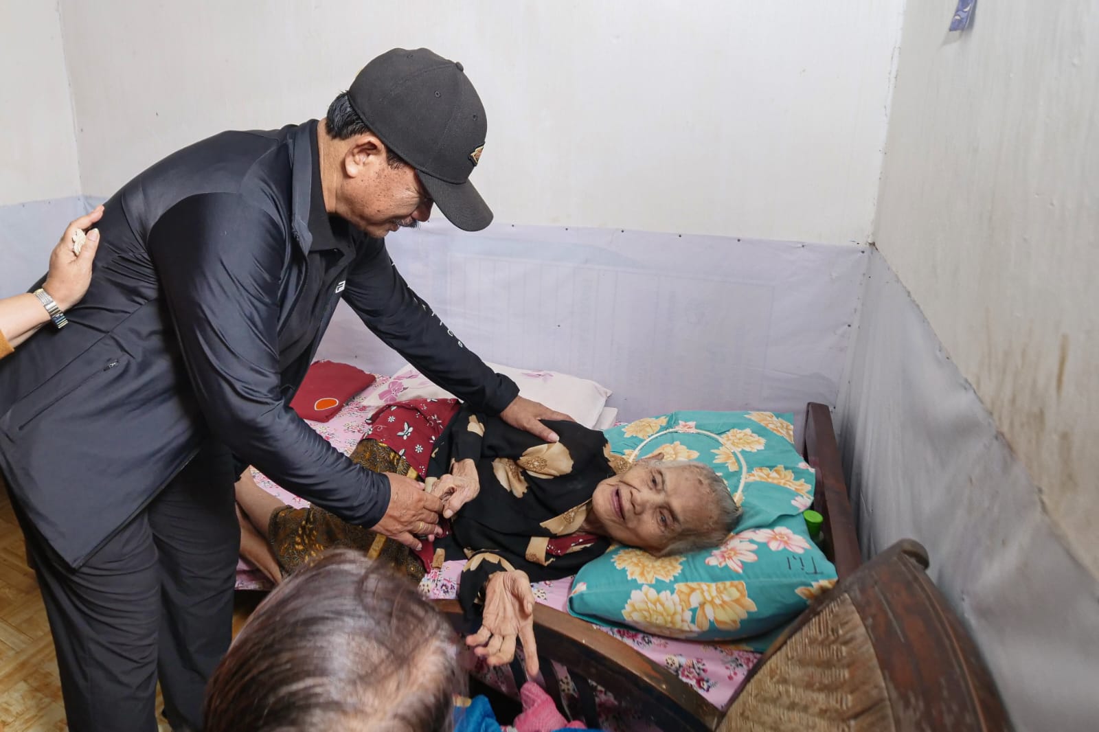 Foto 6 dari 6: Salurkan Bantuan Bagi Warga Yang Membutuhkan, Wali Kota Ingin Semua Bahagia