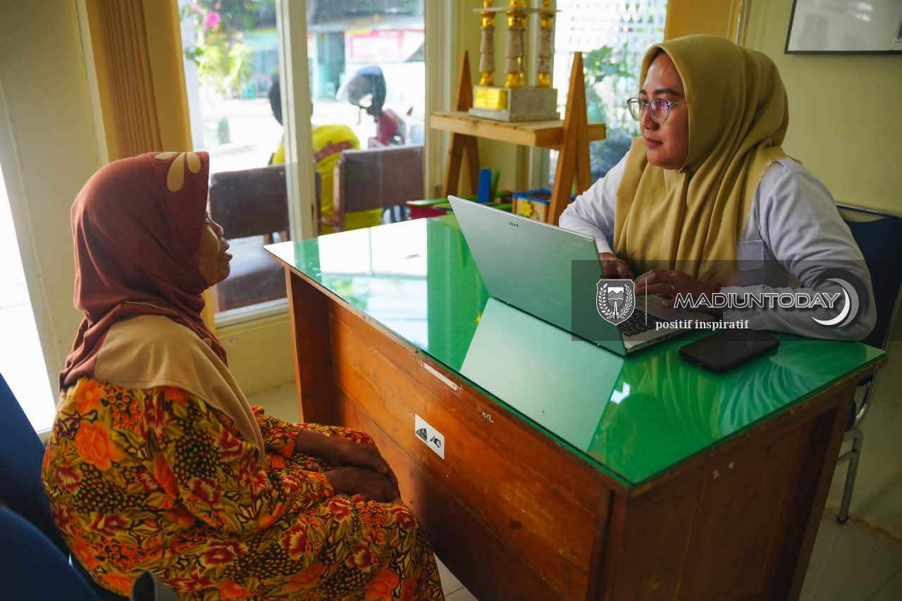 Foto 2 dari 3: Tak Perlu Panik Data Desil Belum Sesuai Kondisi, Bisa Diperbarui. Datang Langsung ke Kelurahan, Petugas Siap Bantu