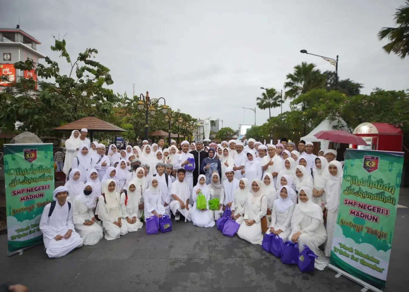 Foto 7 dari 8: Bagi Takjil Dengan UMKM Dan SMPN 1, Wali Kota : Ajang Pelajaran Peduli Sesama