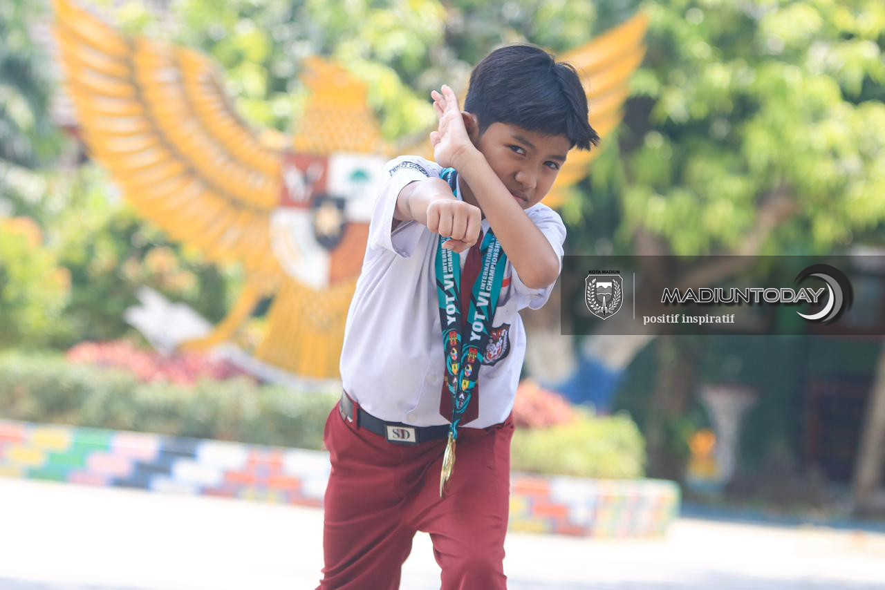 Foto 3 dari 6: Tak Gentar Hadapi Karateka Berpengalaman, Langkah Kecil Abinaya Sabet Juara 1 Kumite di Ajang Internasional