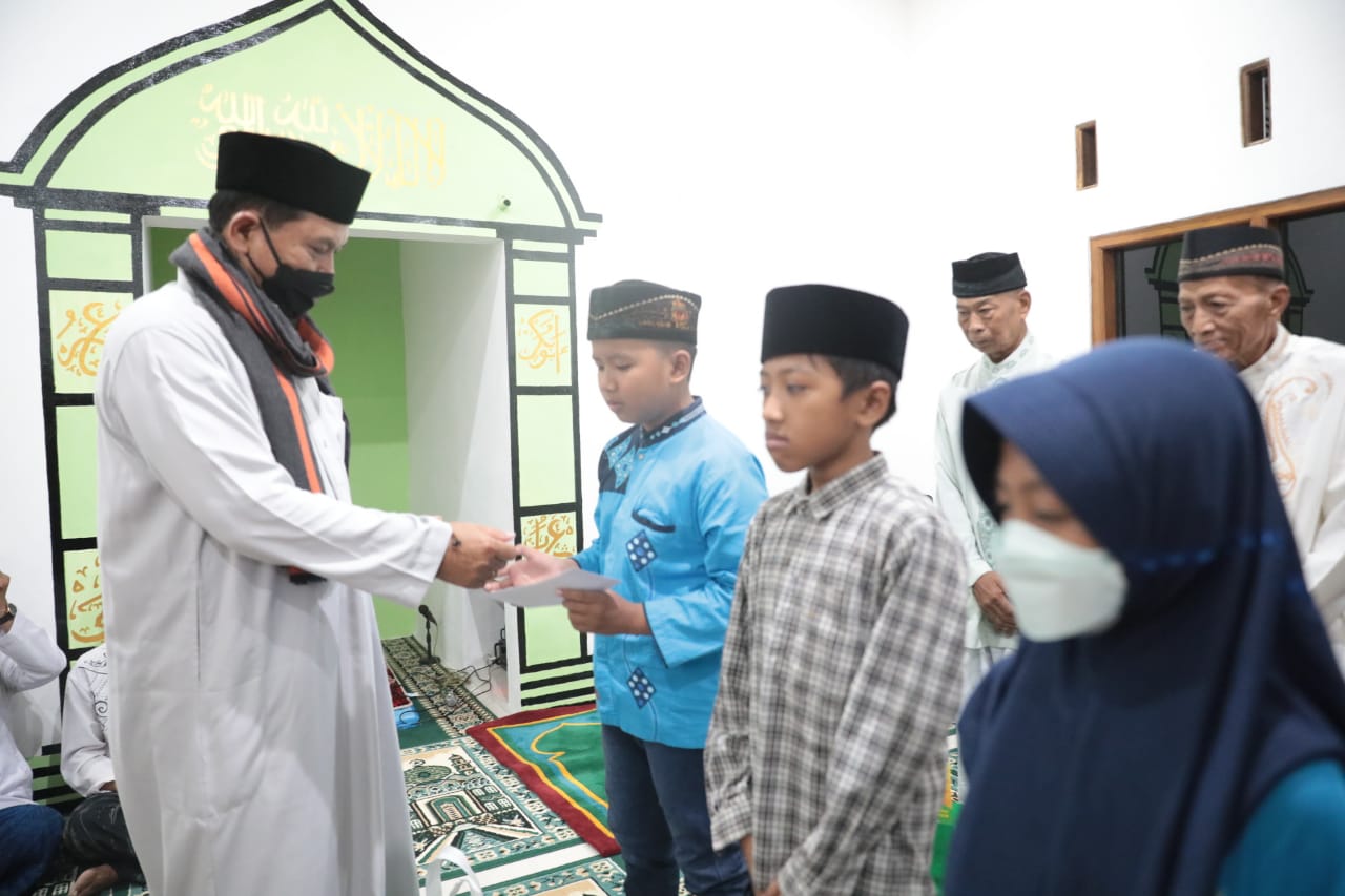 Foto 13 dari 13: Gelar Salat Isya di Masjid Al Amin Kelurahan Demangan, Wali Kota Maidi Sampaikan Pembangunan dan Salurkan Bantuan