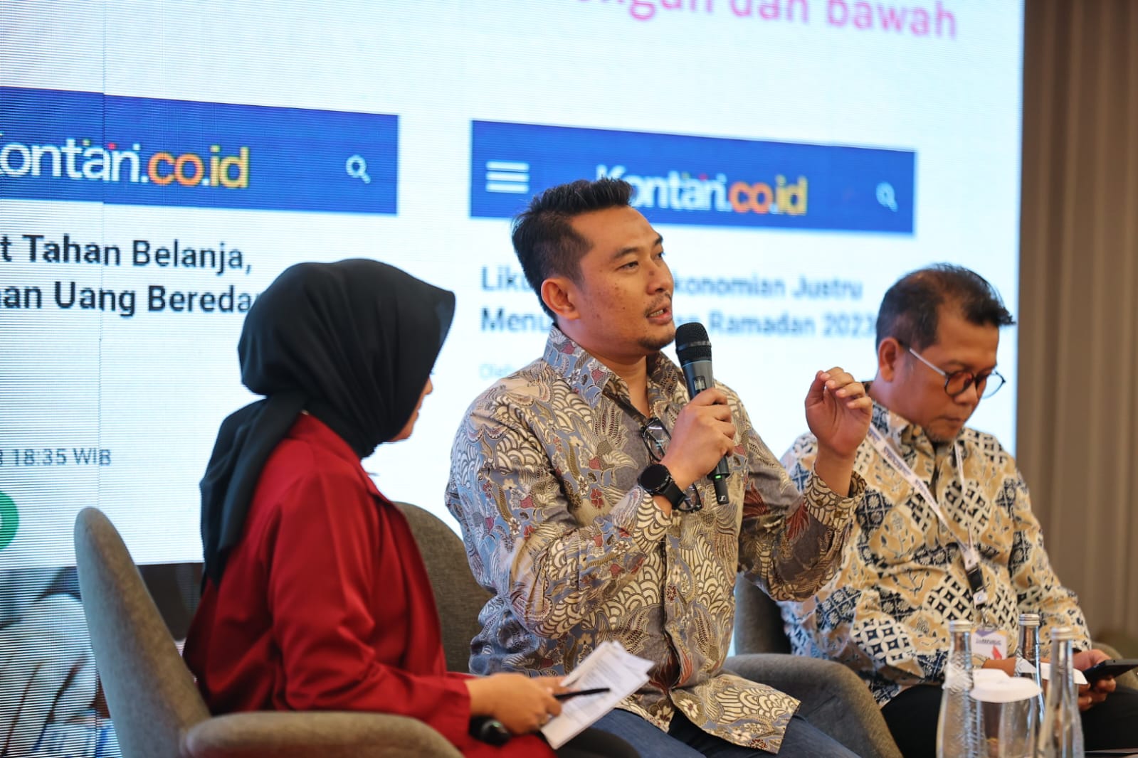 Foto 3 dari 5: Dapat Penghargaan Lagi, Wali Kota Raih Penghargaan The Right Man On The Right Place dari Lensa Indonesia Kali Ini