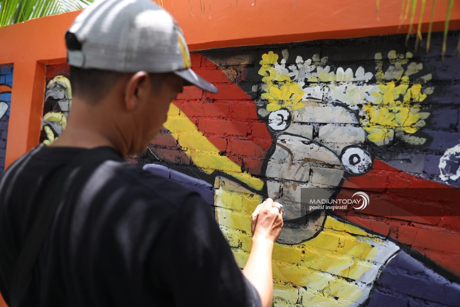 Foto 6 dari 8: Tim Kreatif DLH Hias Tembok Kusam Di PSC